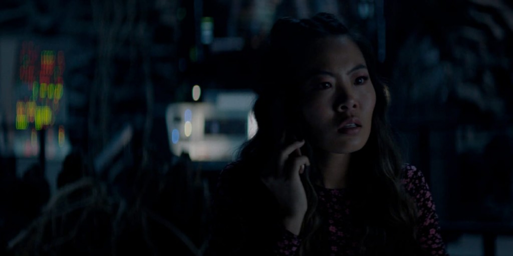 Mary Hamilton (Nicole Kang) est au téléphone