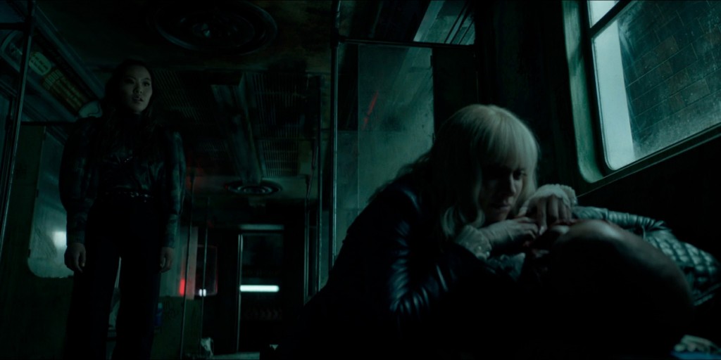 Mary Hamilton (Nicole Kang) dans le métro avec Alice (Rachel Skarsten) et Ocean (Nathan Owens)