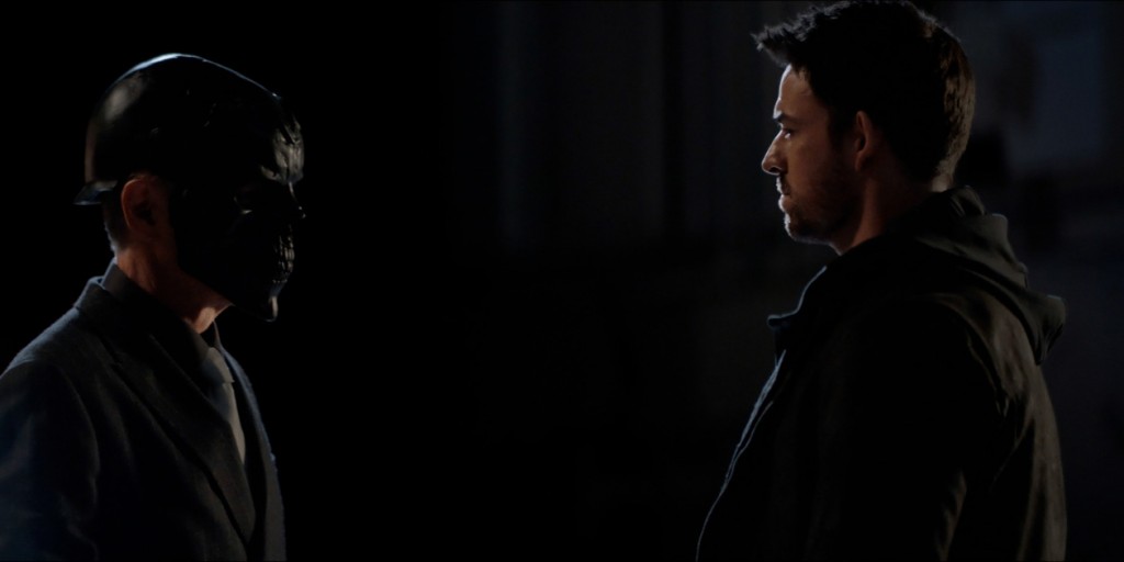 Rencontre entre Black Mask (Peter Outerbridge) et Russel Tavaroff (Jesse Hutch)