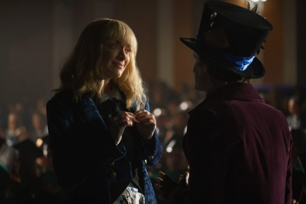 Alice (Rachel Skarsten) discute avec un magicien