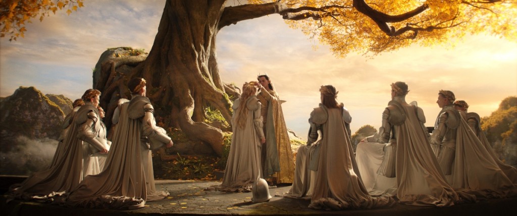 Le roi Gil-galad (Benjamin Walker) récompense un groupe d'elfes pour l'accomplissement de leur quête.