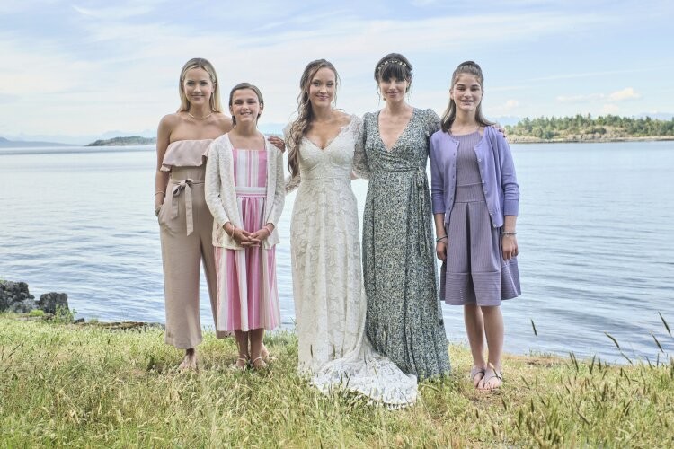 Jess O'Brien (Laci J. Mailey), Bree O'Brien (Emilie Ullerup), Abby O'Brien Winters (Meghan Ory) et les filles d'Abby