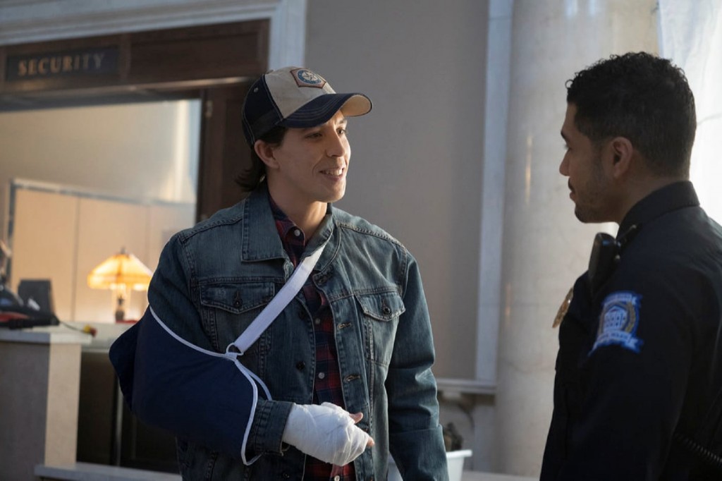 Nunez (Rick Gonzalez) discute avec un policier interprété par Geoff Scovell
