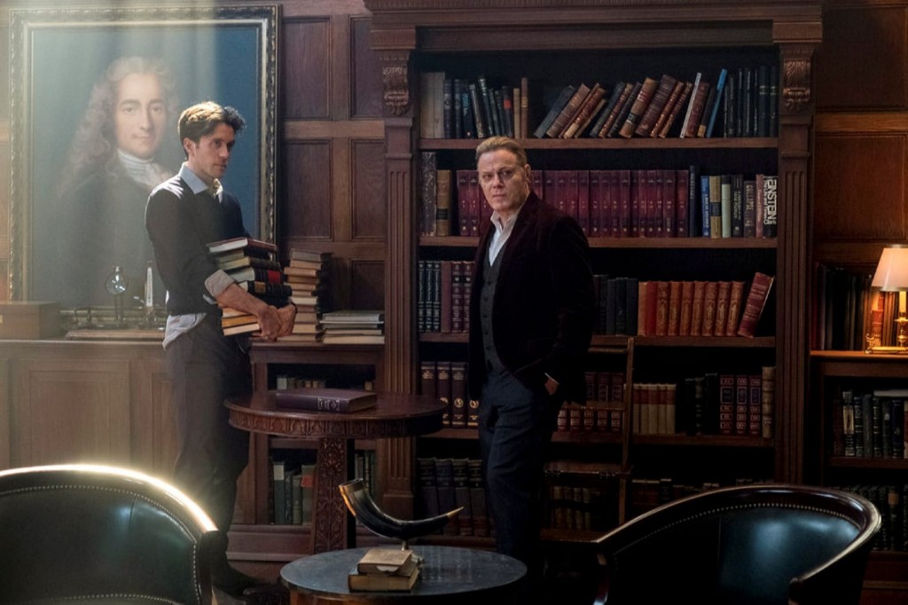 Robert Langdon (Ashley Zukerman) avec un homme dans la bibliothèque