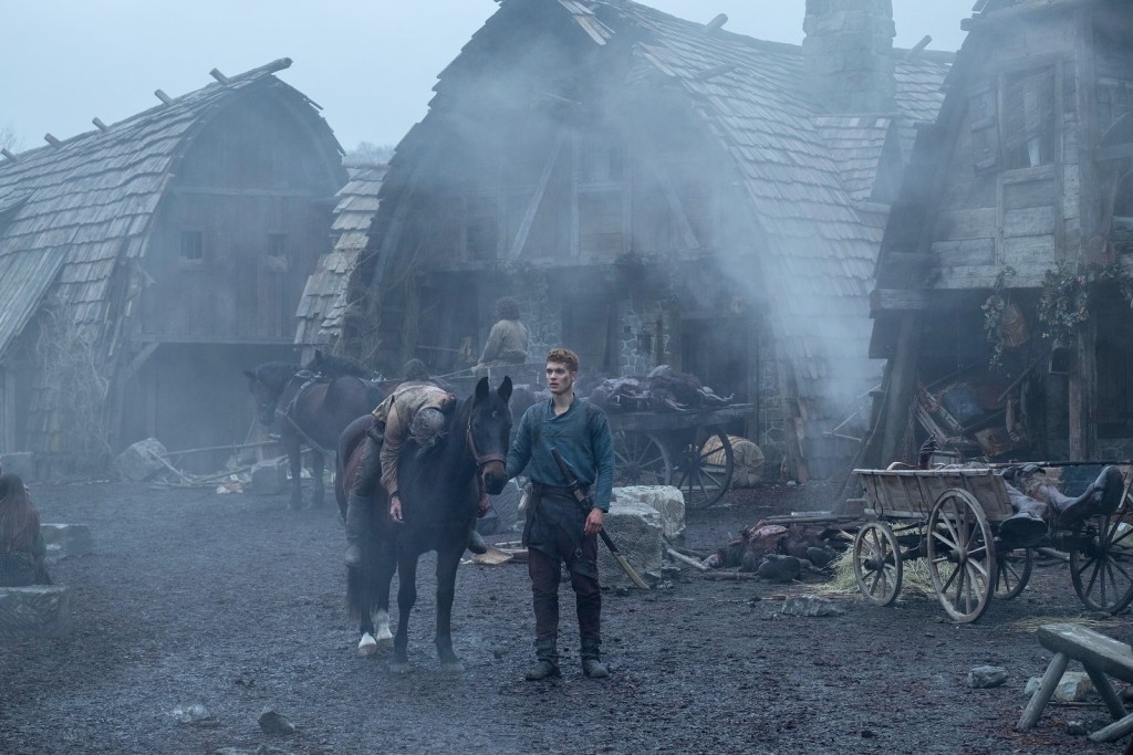 Rand (Josha Stradowski) ramène son père blessé au village, dévasté