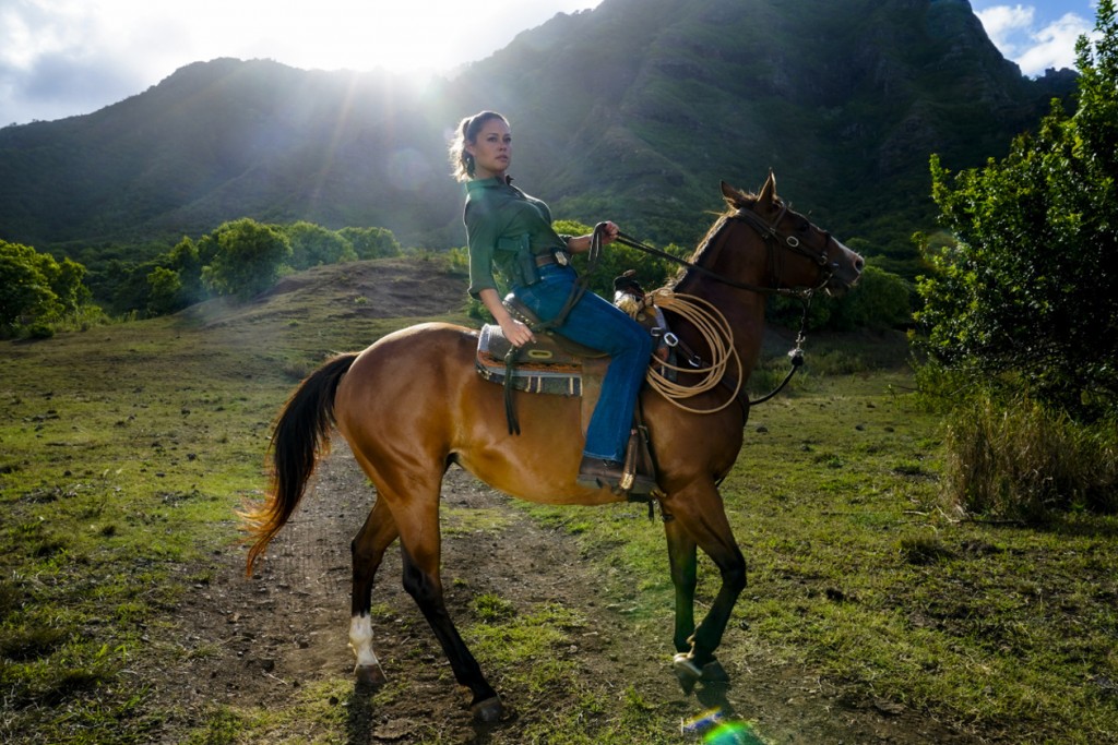 Jane Tennant (Vanessa Lachey) monte à cheval