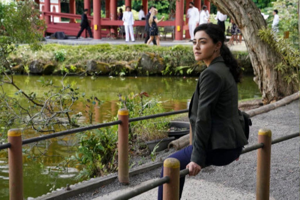 Lucy Tara (Yasmine Al-Bustami) assise dans un parc
