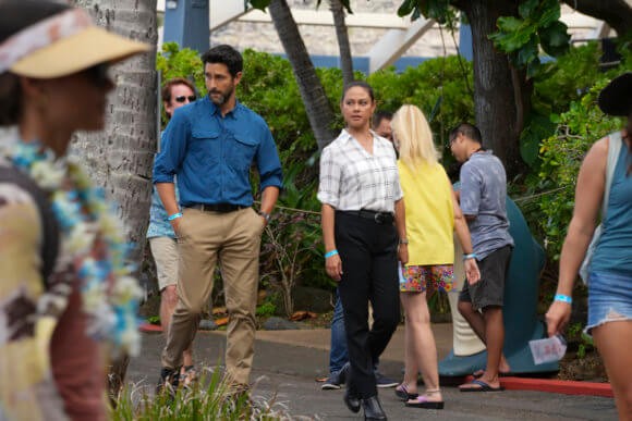Jesse Boone (Noah Mills) et Jane Tennant (Vanessa Lachey) dans les allées du parc