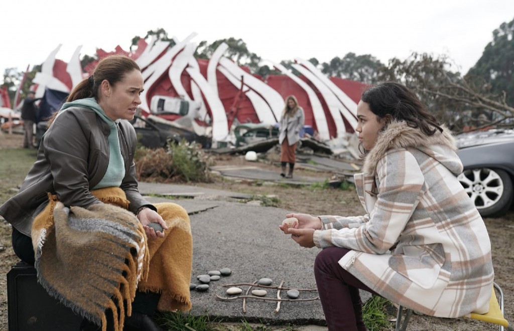 Marybeth Hayes (Karina Logue) discute avec Lilly Castillo (Chloe De Los Santos)
