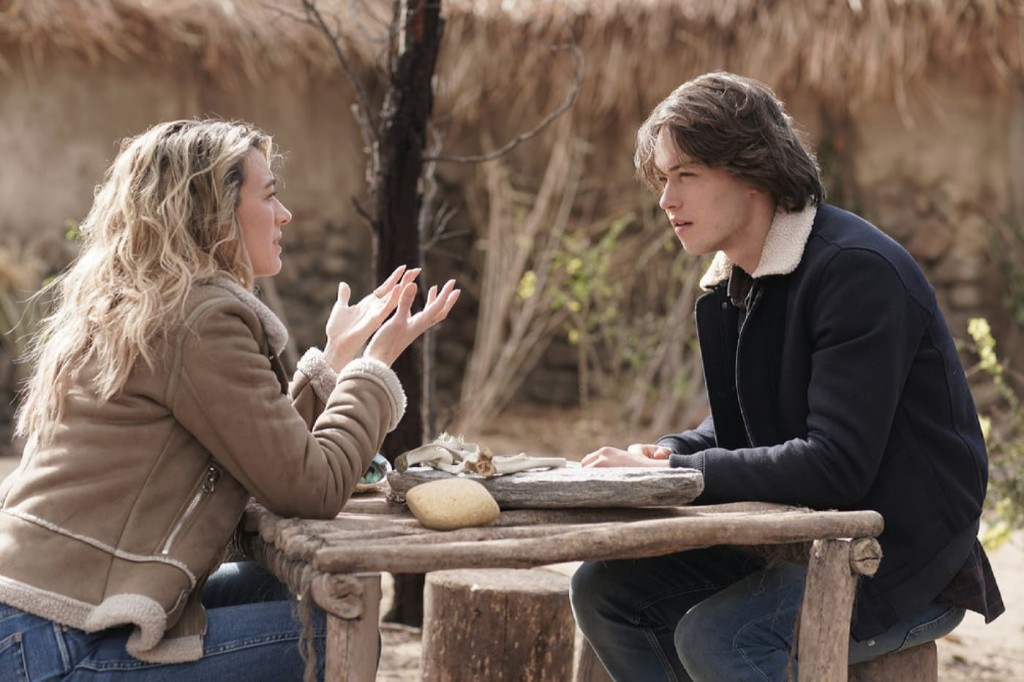 Eve Harris (Natalie Zea) discute avec son fils, Josh Harris (Jack Martin)