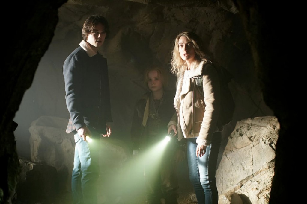 Eve Harris (Natalie Zea), Josh Harris (Jack Martin) et Isaiah (Diesel La Torraca) explorent une grotte