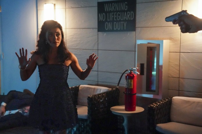 Lucy Tara (Yasmine Al-Bustami) sous la menace d'une arme