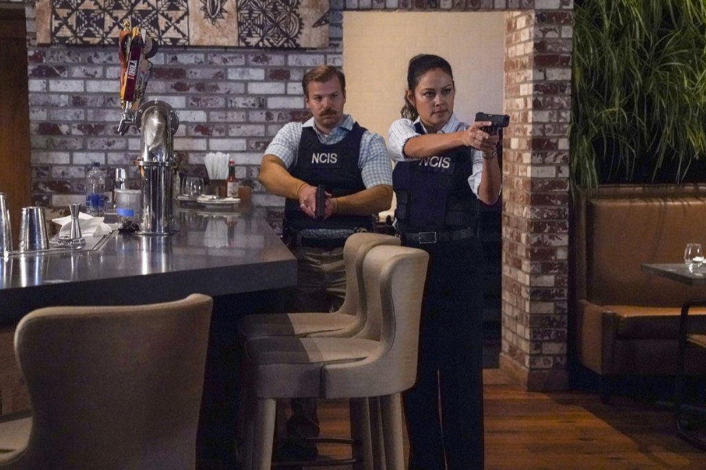 Jane Tennant (Vanessa Lachey) et un agent arrivent dans le restaurant