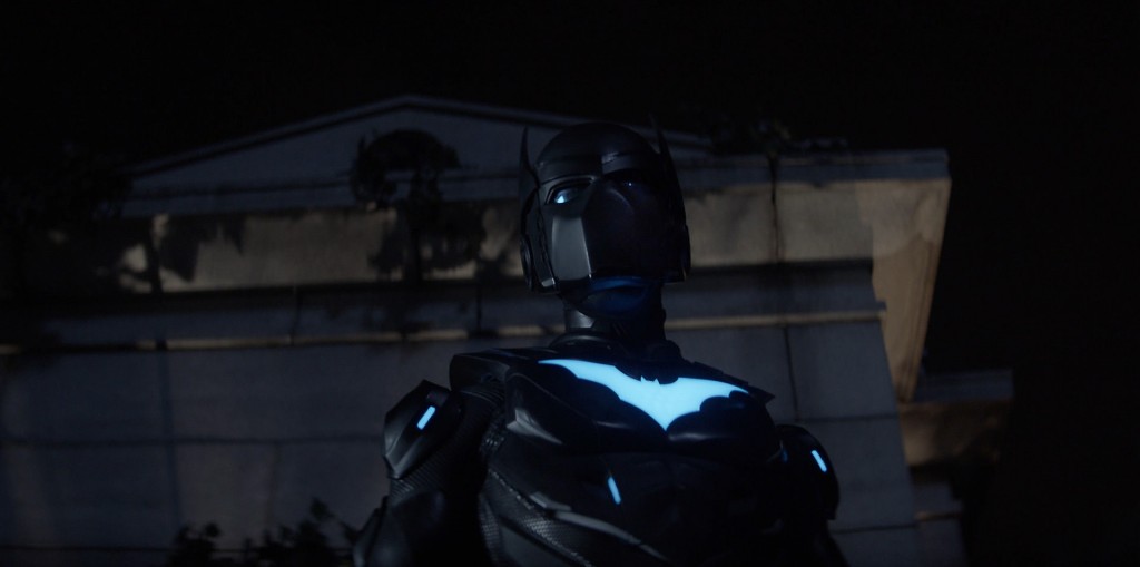 Luke Fox (Camrus Johnson) dans son costume de Batwing