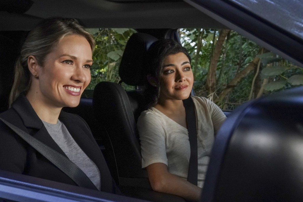 Kate Whistler (Tori Anderson) et Lucy Tara (Yasmine Al-Bustami) sont en planques en voiture