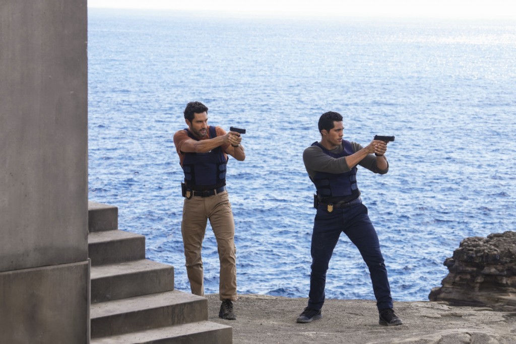 Jesse Boone (Noah Mills) et Kai Holman (Alex Tarrant) pointent leur arme