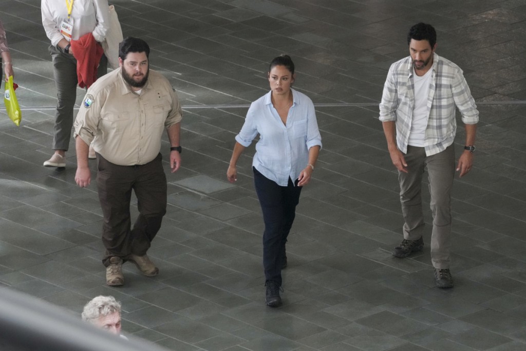 Jane Tennant (Vanessa Lachey) et Jesse Boone (Noah Mills) sont accompagnés d'un agent