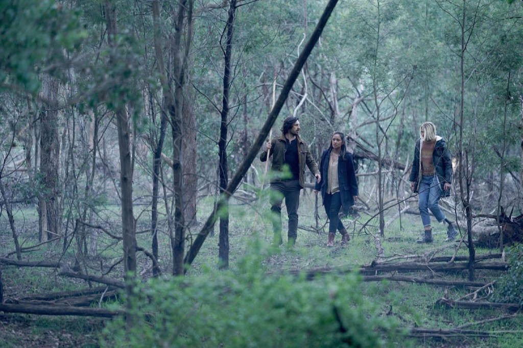 Gavin Harris (Eoin Macken), Izzy Harris (Zyra Gorecki) et Ella Jones (Michelle Vergara Moore) marchent dans la forêt