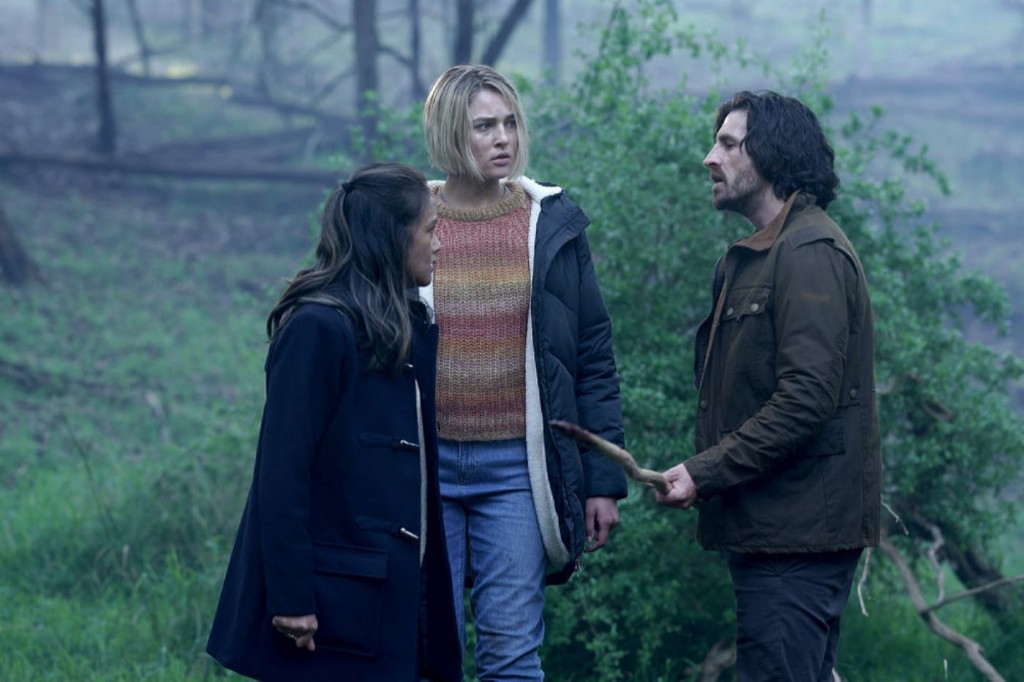 Gavin Harris (Eoin Macken), Izzy Harris (Zyra Gorecki) et Ella Jones (Michelle Vergara Moore) discutent dans les bois