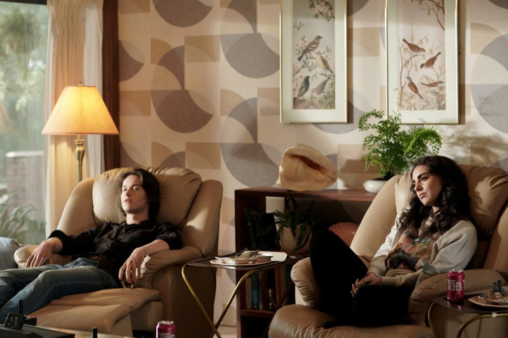 Josh Harris (Jack Martin) et Riley Velez (Veronica St. Clair) se reposent dans un salon