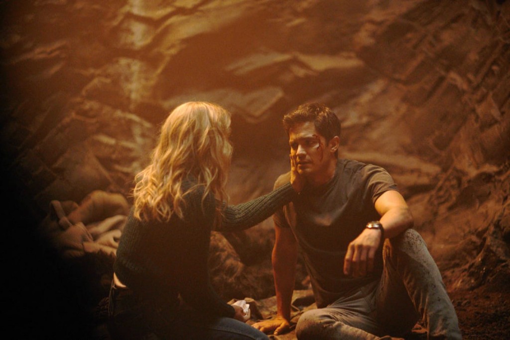 Eve Harris (Natalie Zea) et Levi Delgado (Nicholas Gonzalez) sont dans une grotte