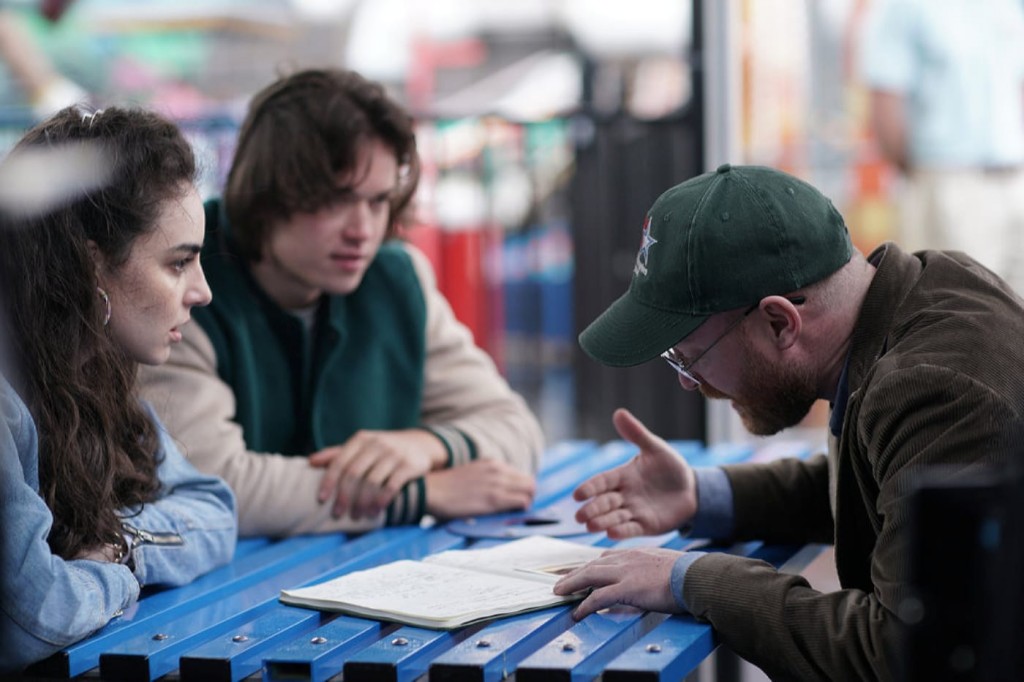 Josh Harris (Jack Martin) et Riley Velez (Veronica St. Clair) font expertiser un carnet