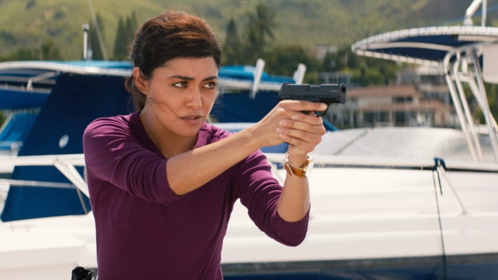 Lucy Tara (Yasmine Al-Bustami) arme à la main