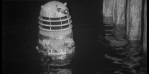 Un Dalek émerge de la Tamise 