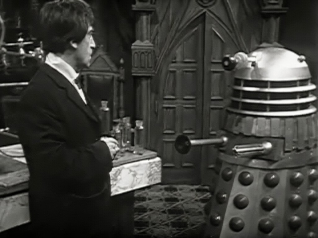 Le Docteur menacé par un Dalek
