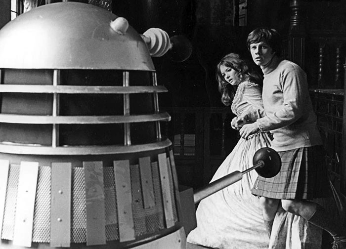 Jamie et Victoria face aux Daleks