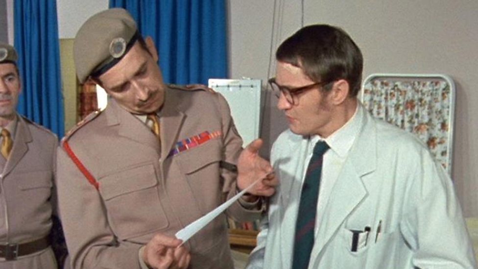 Le médecin montrer les résultats des examens du Docteur au Brigadier