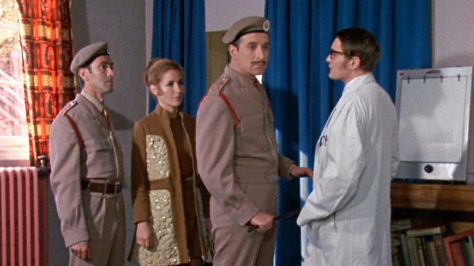 Le Brigadier arrive à l'hôpital avec Liz Shaw