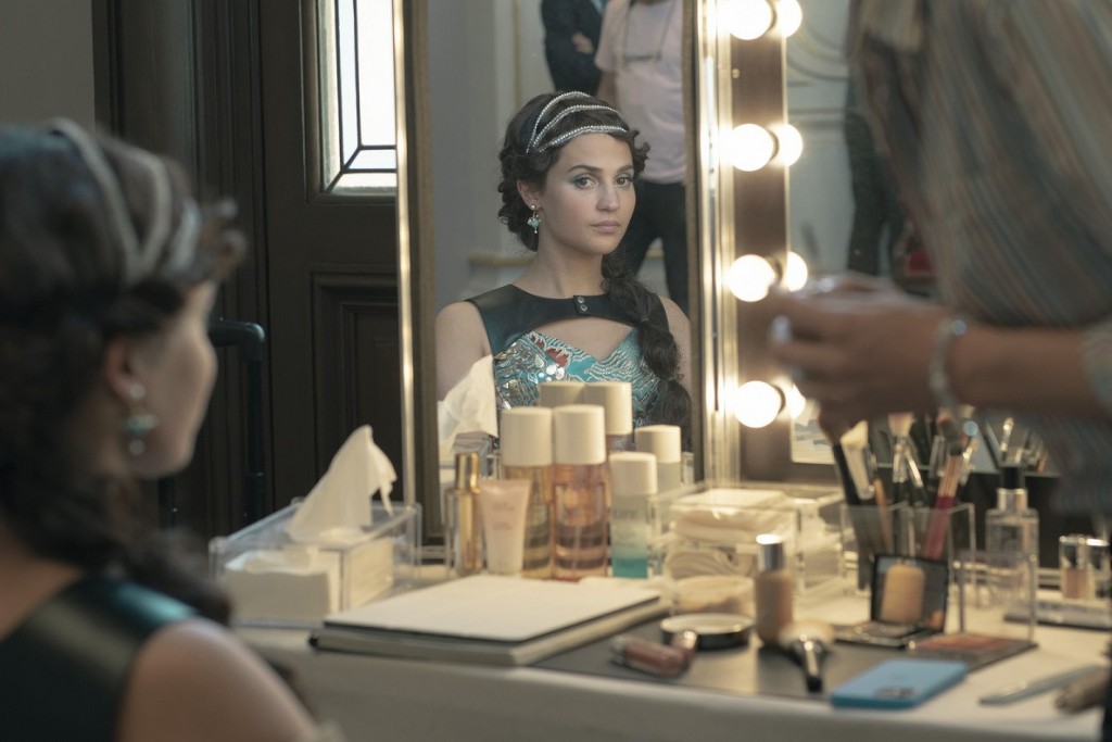 Séance de maquillage pour Mira (Alicia Vikander)
