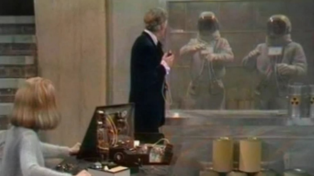 Le Docteur et Liz tentent de communiquer avec les aliens