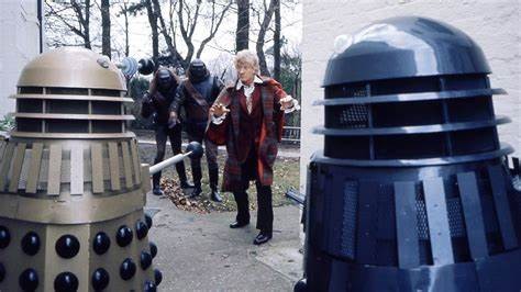 Le Docteur entre les Daleks et les Ogrons