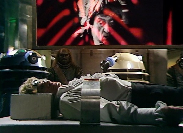 Le Docteur subit l'analyseur mental des Daleks