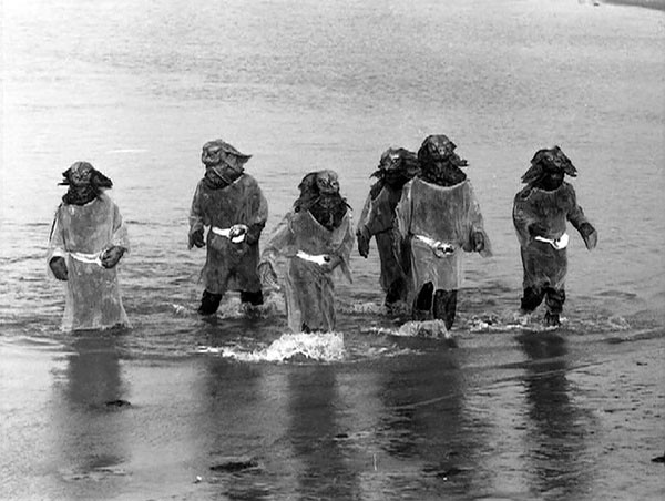 Les Démons des Mers arrivent sur la plage