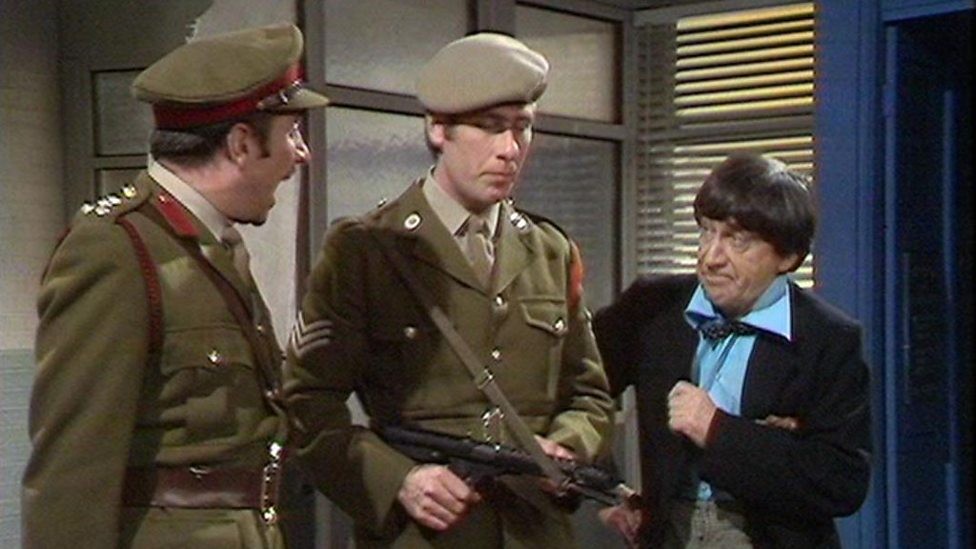 Le Docteur apprend au Brigadier que le QG de UNIT se trouve plus à l'endroit où il est censé être