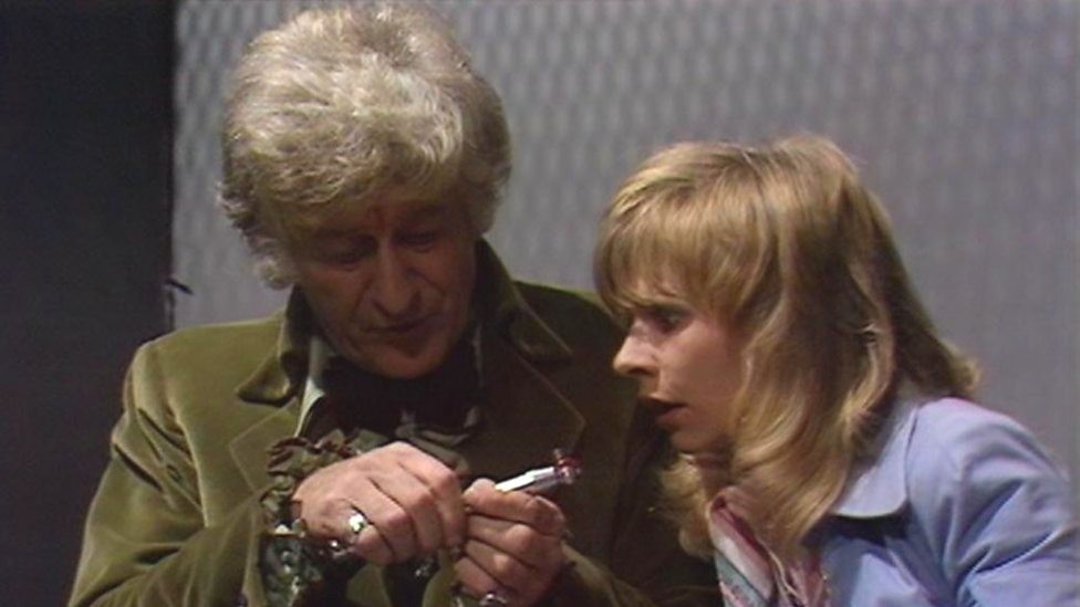 Le Docteur et Jo essaient de comprendre d'où vient ce bruit étrange