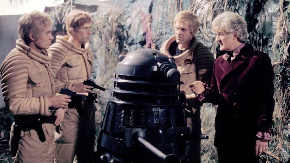 Les Thals et le Docteur avec le Dalek désactivé