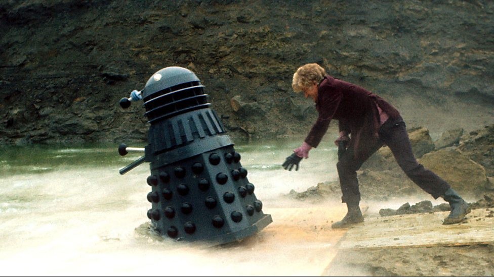 Le Docteur pousse un Dalek dans la glace