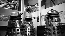 Le Docteur et ses amis voient les Daleks sortir de leur hibernation