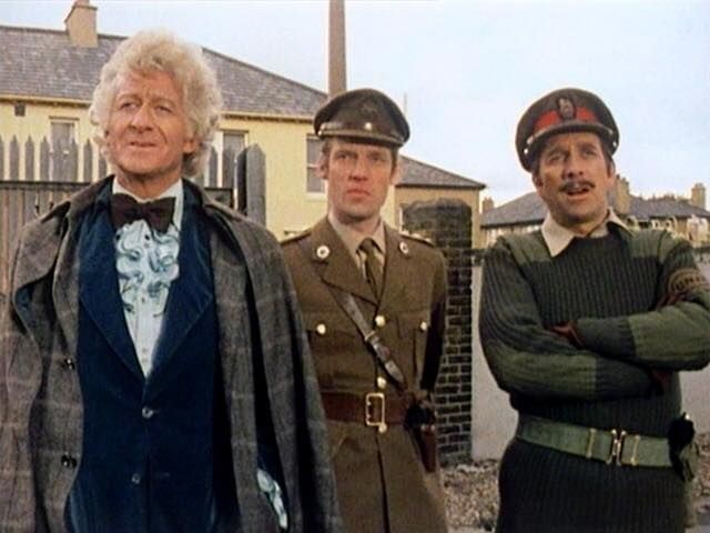 Le Docteur, le Brigadier et le capitaine Yates face à un dinosaure