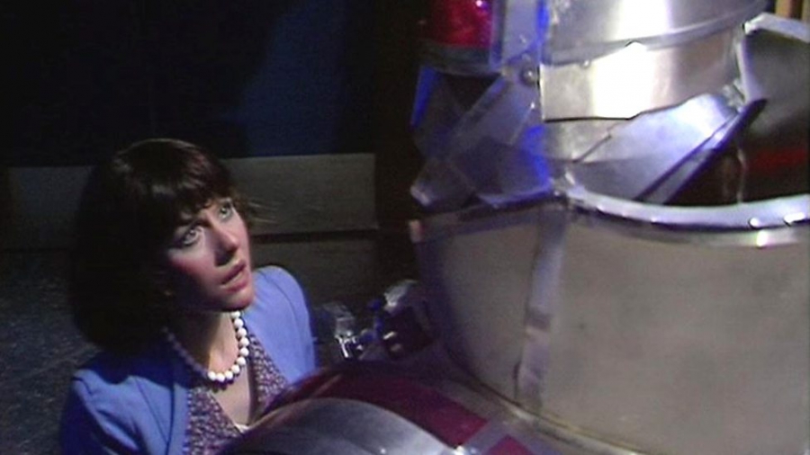 Sarah Jane parle au robot