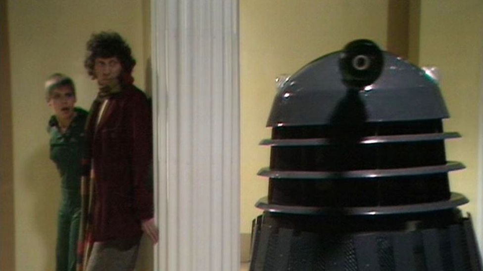 Le Docteur se cache du Dalek