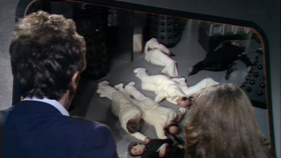 Harry et Sarah Jane assiste impuissant à l'attaque des Daleks