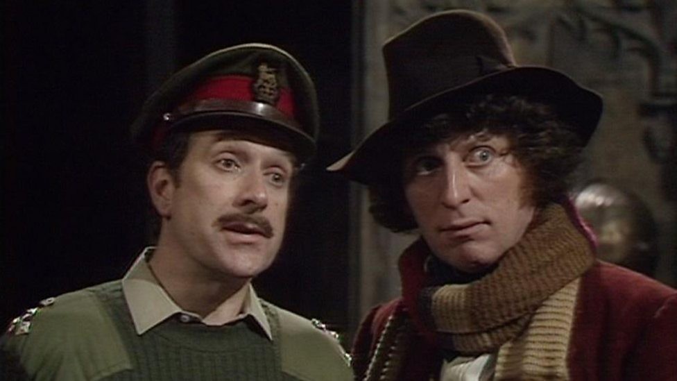 Le Brigadier et le Docteur informe le Duc qu'il y a quelque chose dans le lac