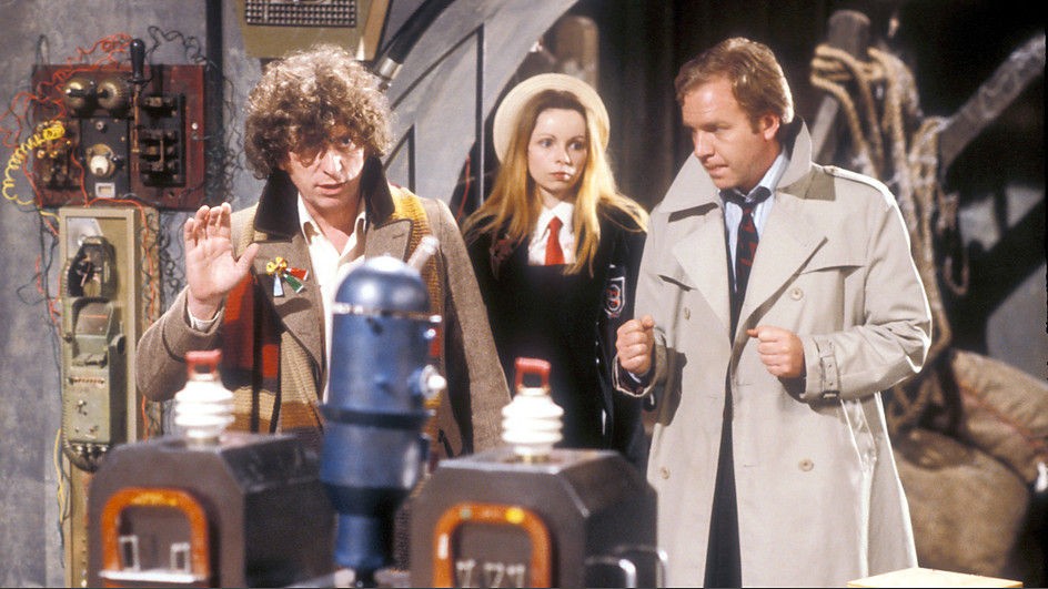 Le Docteur, Romana, l'inspecteur Duggan devant la machine de Kerenski