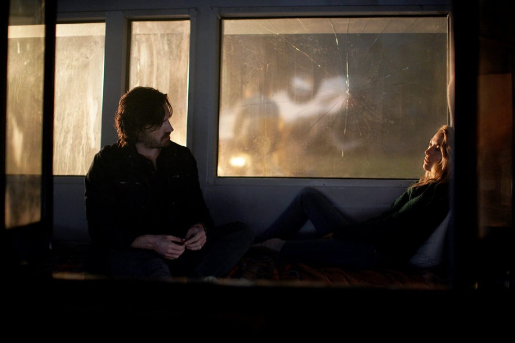 Gavin Harris (Eoin Macken) et Eve Harris (Natalie Zea) discutent en tête à tête