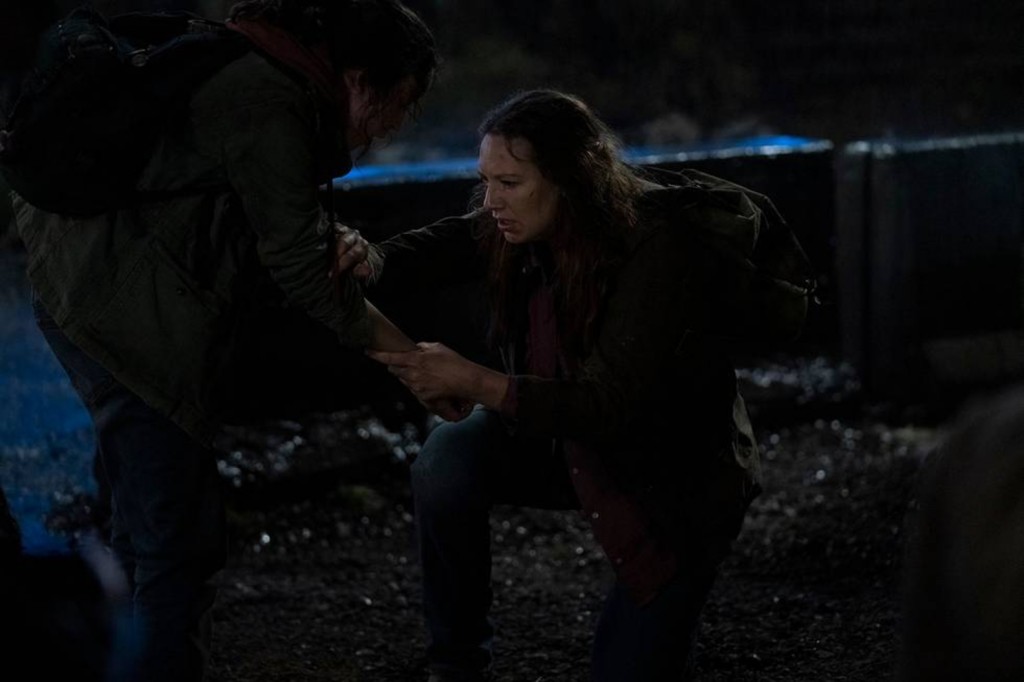 Tess (Anna Torv) inspecte le bras d'Ellie (Bella Ramsey)